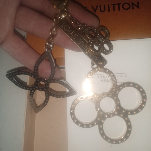 Louis Vuitton key chain - Picture 1 of 3
